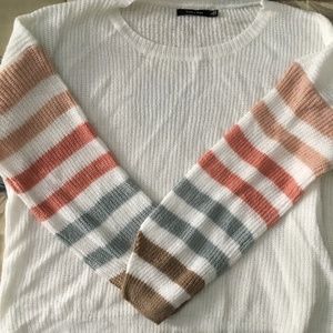 Doe&rae lKey hole sweater with striped colors on sleeves